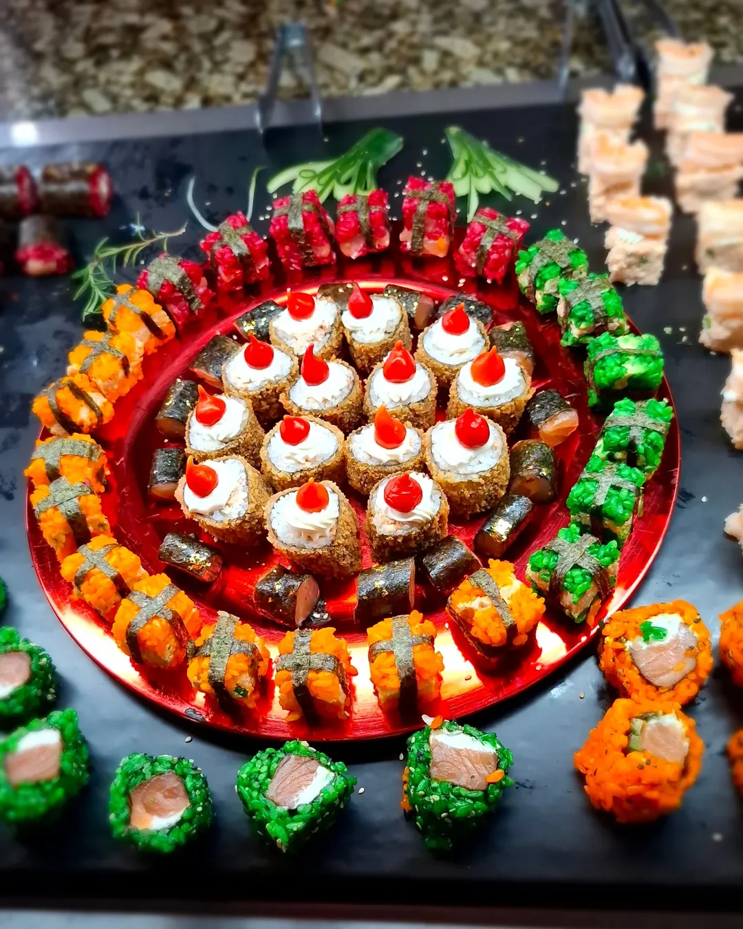 Sushi natalino com gotas de geleia vermelha