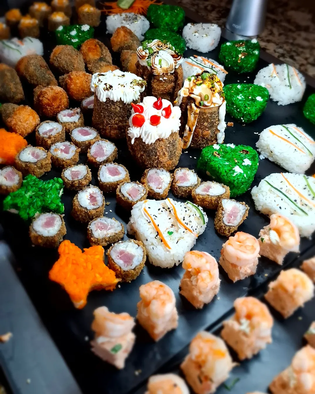 Variedade de sushis empanados com decoração natalina