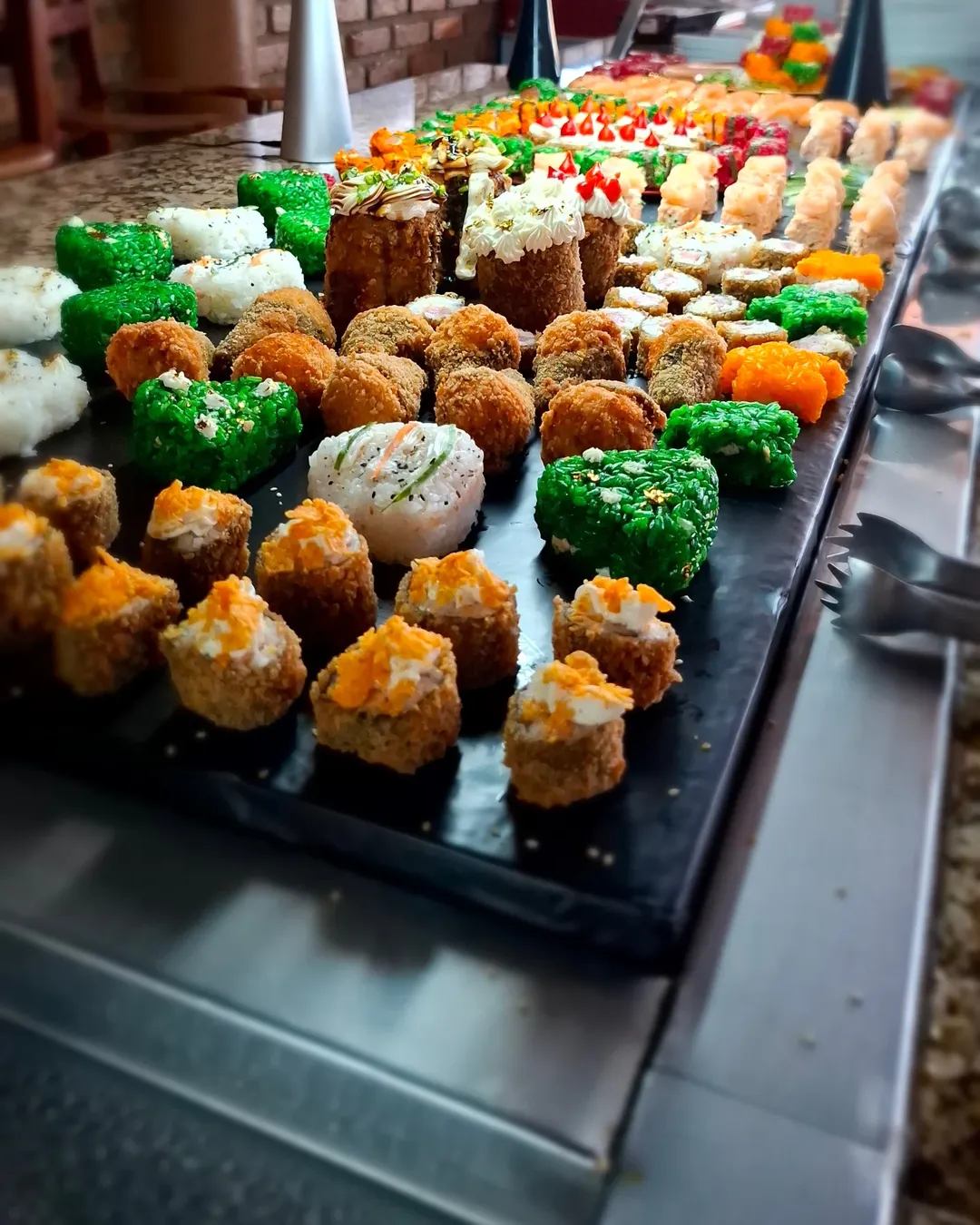 Mesa farta com diversos hots coloridos