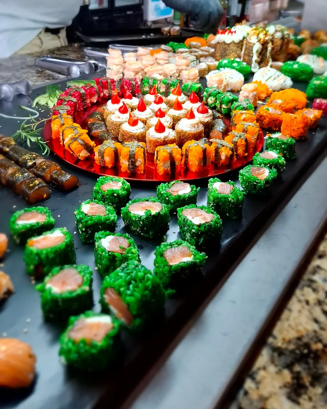 Travessa vermelha com mosaico de hot rolls e niguiris natalinos